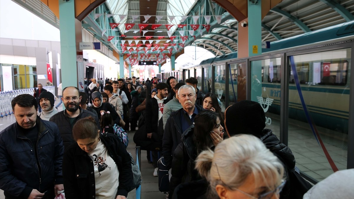  Yeni açılan Ankara-Sivas Hızlı Tren Hattı'ndaki ücretsiz biletler tükendi}
